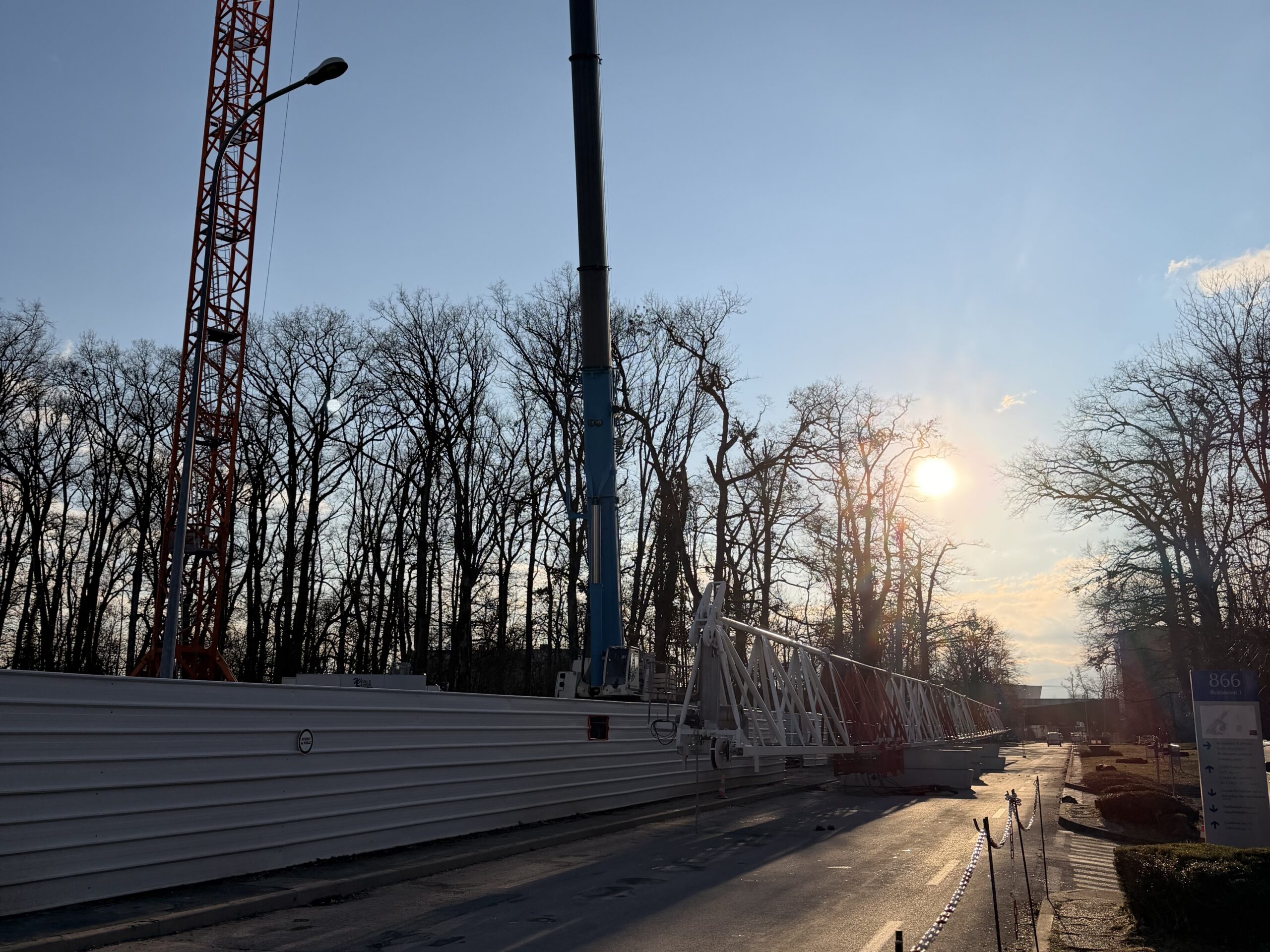 Building 777 Construction Cranes Successfully Installed